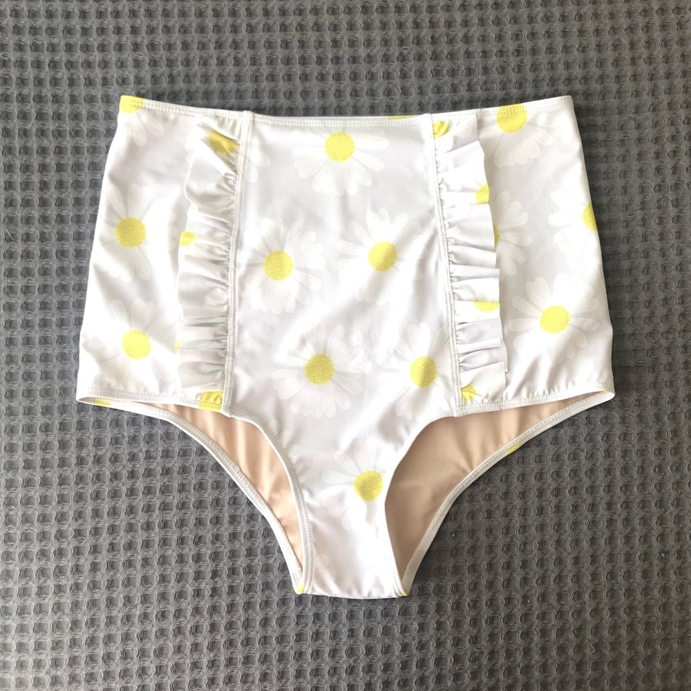 KJ medium front ruffle bottoms-small daisies